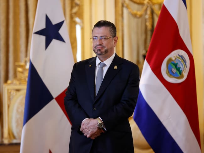 AME2842. BOGOTÁ (COLOMBIA), 07/04/2025.- Fotografía de archivo fechada el 23 de agosto de 2024 del presidente de Costa Rica, Rodrigo Chaves Robles, durante un acto en el Salón Amarillo de la Presidencia, en Ciudad de Panamá (Panamá). La Fiscalía General de Costa Rica presentó este lunes una acusación contra el presidente del país, Rodrigo Chaves, por presunta concusión (un delito contra los deberes de la función pública), relacionado a contrataciones de servicios de comunicación para el Gobierno con fondos del Banco Centroamericano de Integración Económica (BCIE). EFE/ Bienvenido Velasco /ARCHIVO