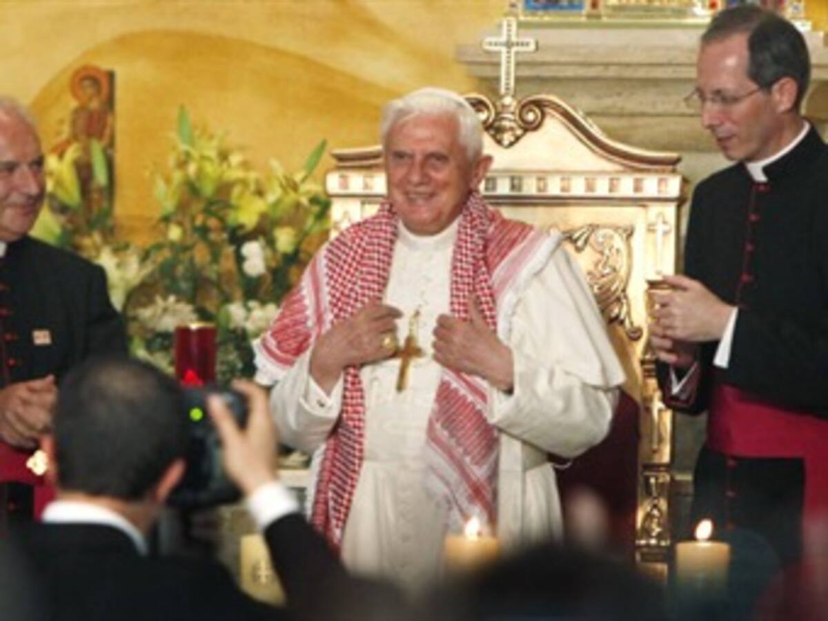 Benedicto XVI oficia una misa ante 25.000 personas en Ammán