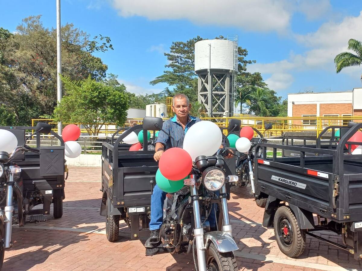 Por fin entregan motocarros a 14 carretilleros de Calarcá en el Quindío