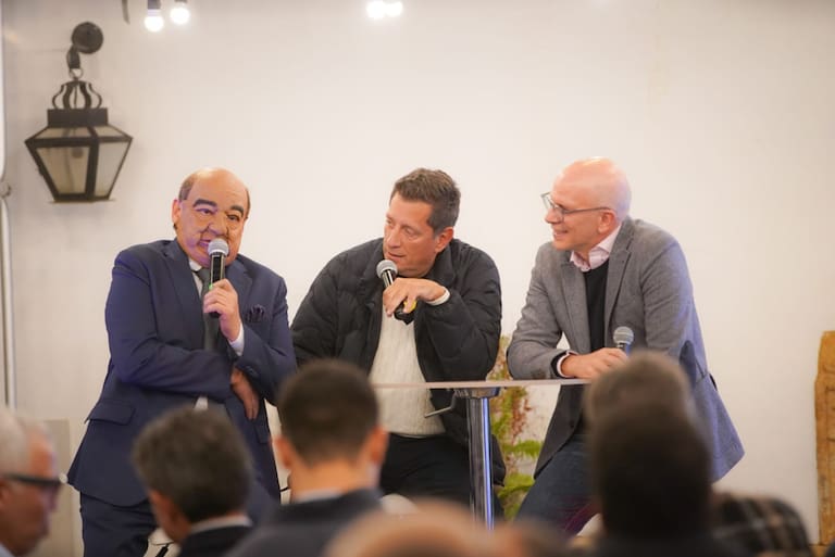 Alejandro Santos, Gabriel de las Casas y Yamid Amat de La Luciérnada durante el coctel de bienvenida del Festival de las Ideas 2023