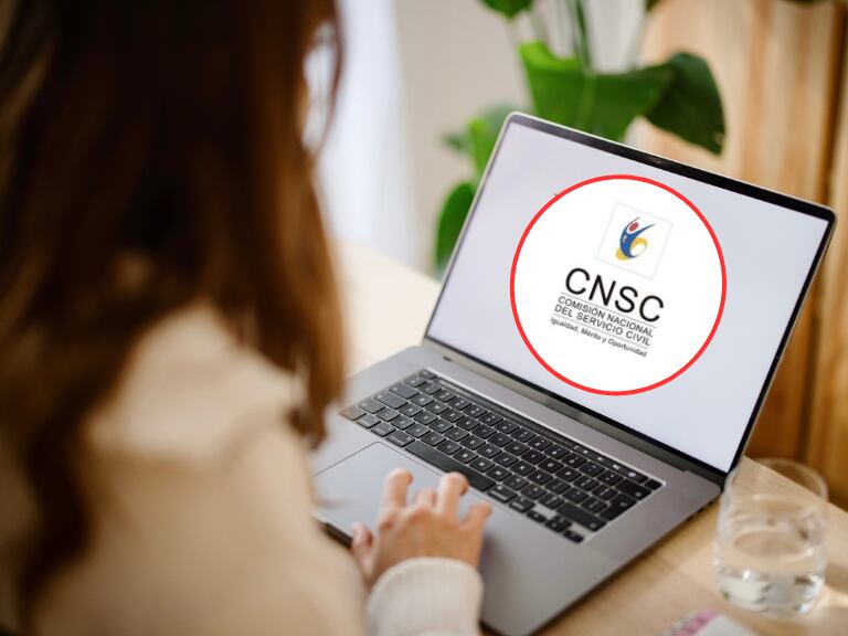 Mujer navegando en su computador yal lado el logo de la Comisión Nacional del Servicio Civil (CNSC) (Fotos vía Getty Images y cuenta de X de la Comisión Nacional del Servicio Civil (CNSC)