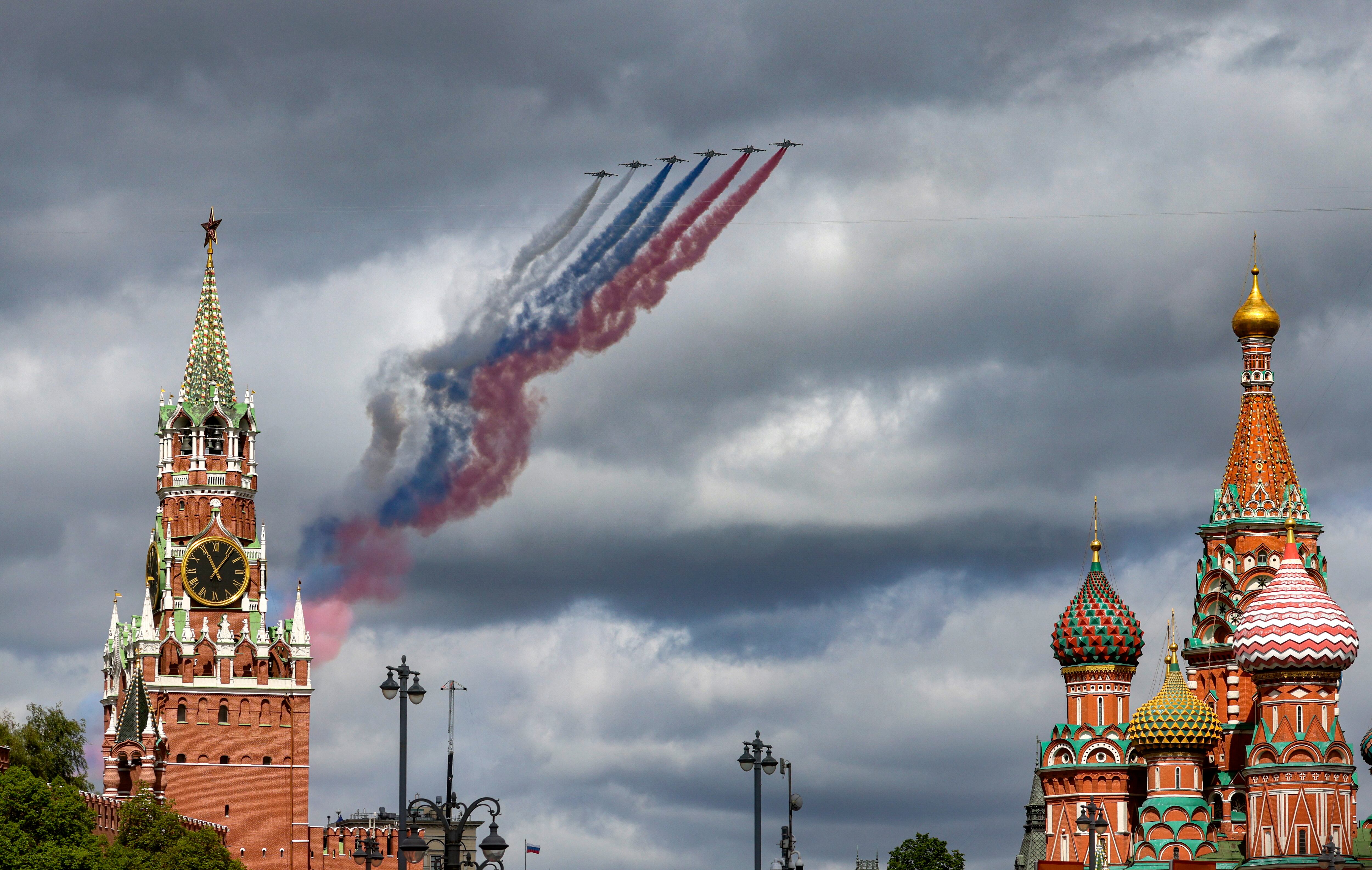 FOTODELDÍA MOSCÚ (Federación Rusa), 05/05/2025.- Aviones rusos de apoyo aéreo cercano Sukhoi Su-25 sobrevuelan el Kremlin durante el ensayo del desfile militar del Día de la Victoria, en Moscú, Rusia, este lunes. Rusia se prepara para conmemorar el 80.º aniversario de la rendición incondicional de la Alemania nazi en la Segunda Guerra Mundial con un desfile militar en la Plaza Roja de Moscú el 9 de mayo. (Alemania, Rusia, Moscú) EFE/EPA/SERGEI ILNITSKY