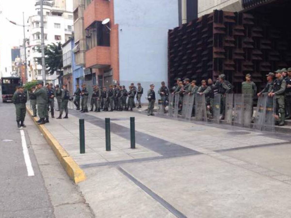 Medio centenar de agentes militares bloqueó acceso a la Fiscalía de Caracas
