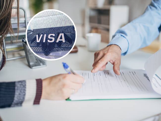 Persona orientando a una mujer para diligenciar el formulario de una visa de extranjería (Fotos vía Getty Images)