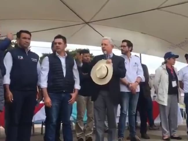 ¿Se fue de frente? Petro responde ante amenazas de Uribe a detractores