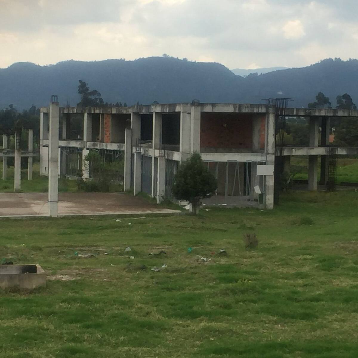 Academia de Gestión Pública alerta a gobernantes locales por obras inconclusas en el país