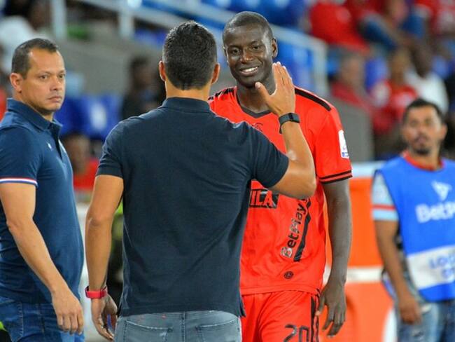 Lucas González se saluda con Adrián Ramos, técnico y capitán del América / Colprensa.