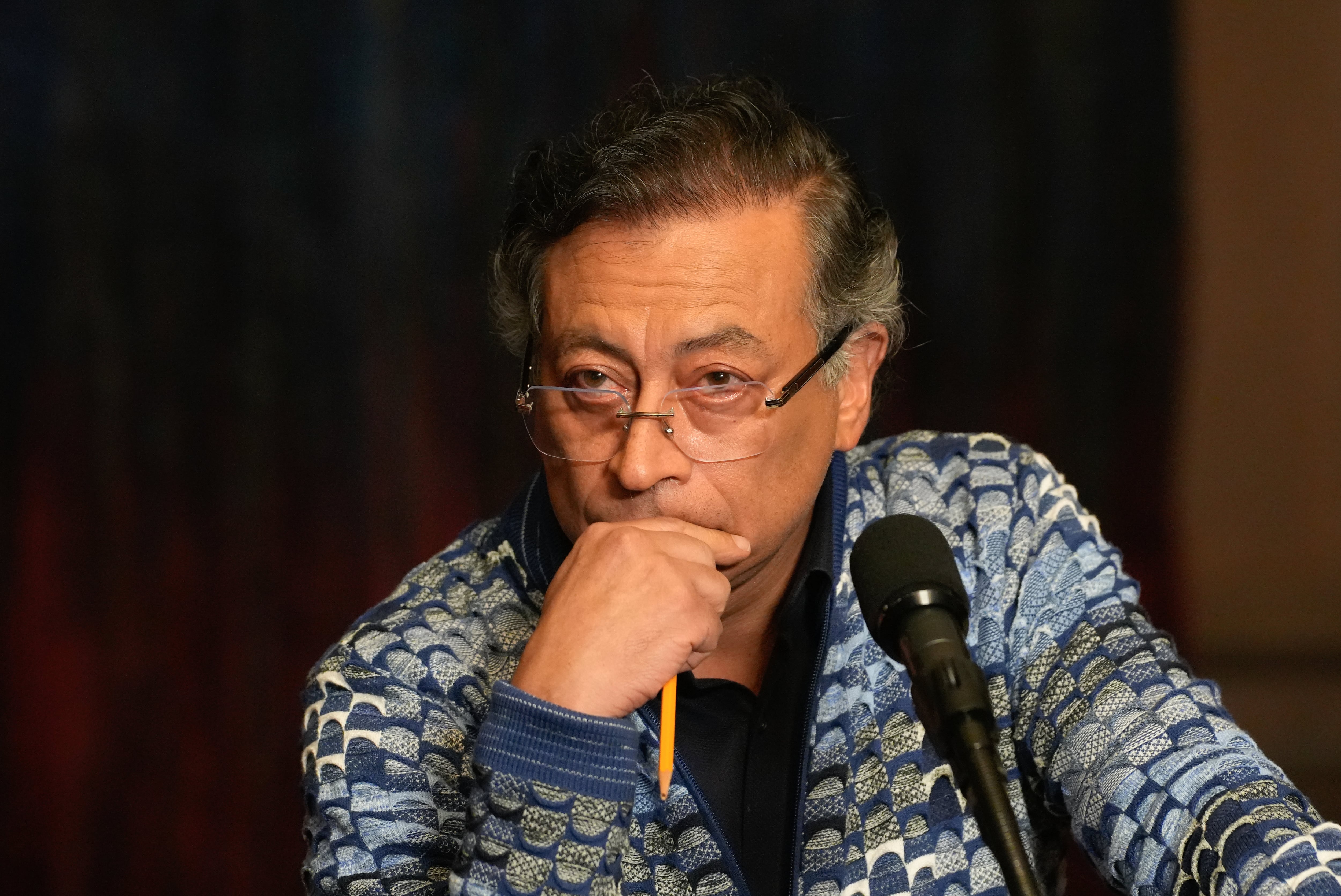 Fotografía cedida por la Presidencia de Colombia donde aparece el mandatario colombiano, Gustavo Petro, durante una alocución presidencial este martes, en Bogotá (Colombia). Petro confirmó que esta semana decretará la realización de la consulta popular para sacar adelante su reforma laboral, pese a que el Senado emitió un concepto negativo para su realización el mes pasado. EFE/ Presidencia De Colombia / SOLO USO EDITORIAL/ NO VENTAS /SOLO DISPONIBLE PARA ILUSTRAR LA NOTICIA QUE ACOMPAÑA (CRÉDITO OBLIGATORIO)