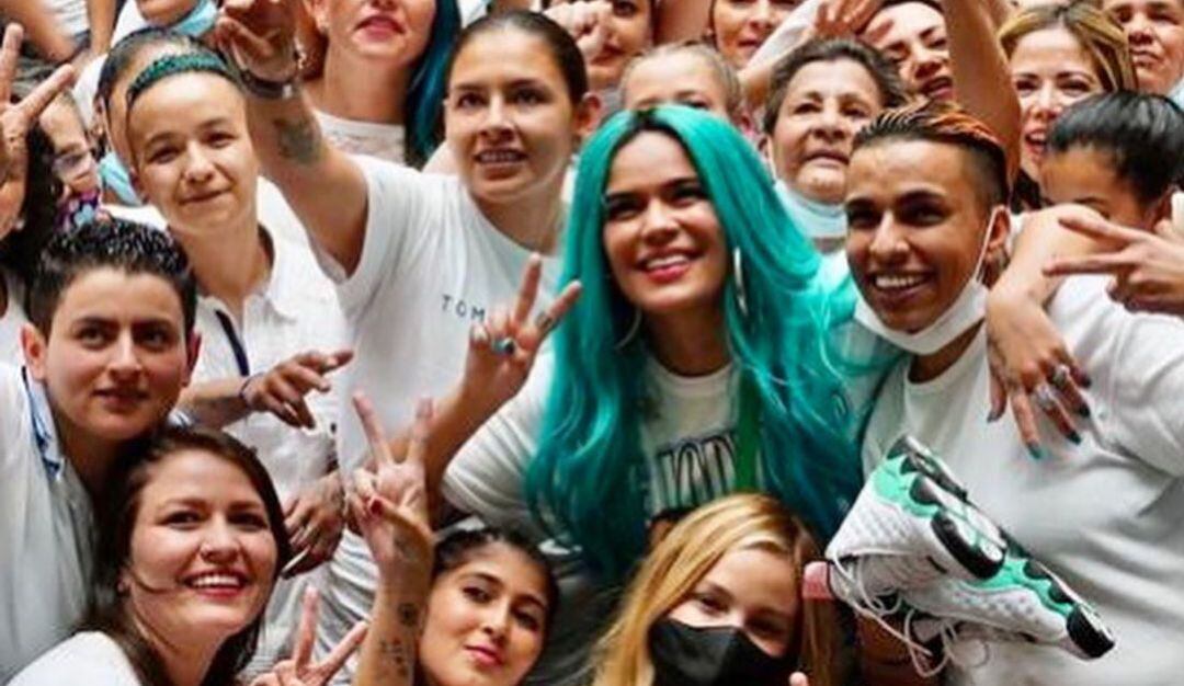 Karol G le cantó a las reclusas de una cárcel de Medellín