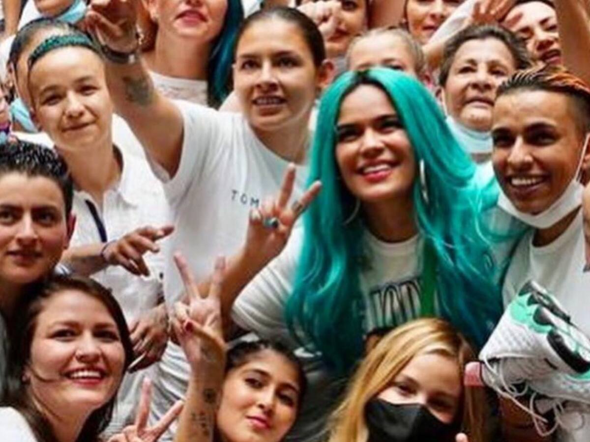 Karol G le cantó a las segundas oportunidades en una cárcel de Medellín