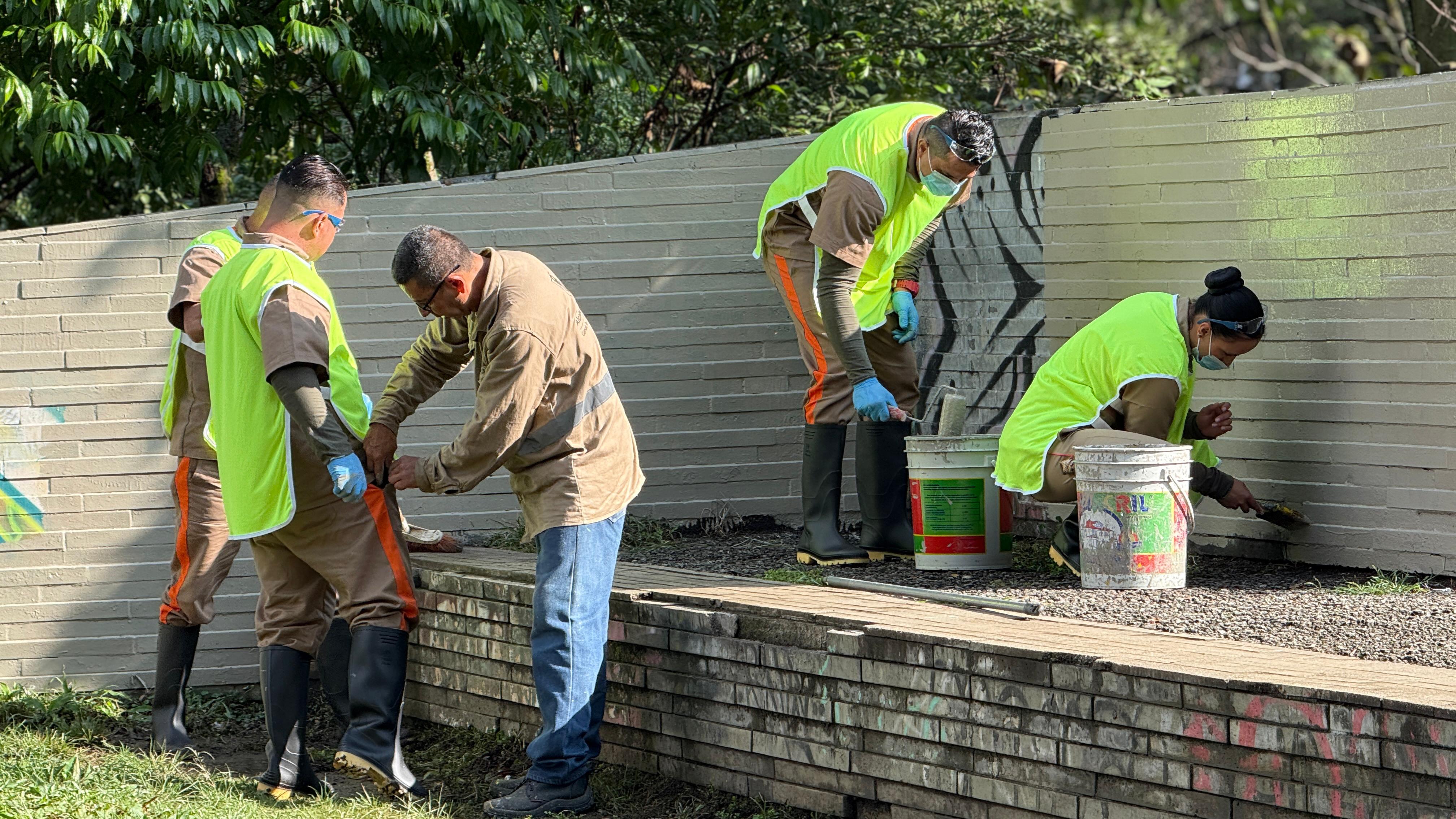 Plan piloto en Medellín permitirá reintegrar a privados de la libertad con actividades de ornato y aseo en Medellín. Foto: Alcaldía de Medellín.
