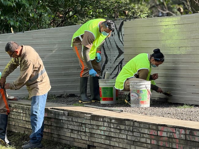 Plan piloto en Medellín permitirá reintegrar a privados de la libertad con actividades de ornato y aseo en Medellín. Foto: Alcaldía de Medellín.