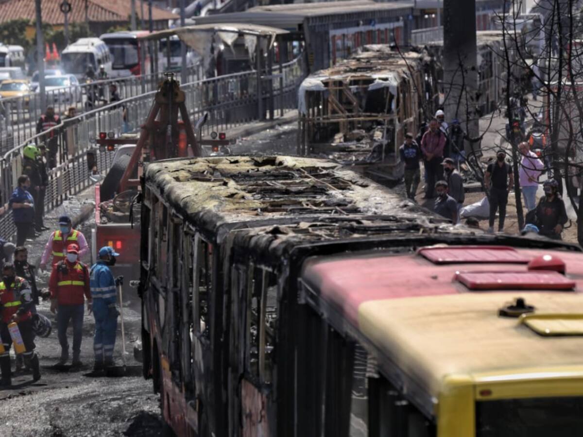 Tardarán 8 meses para restaurarse los buses quemados en protestas