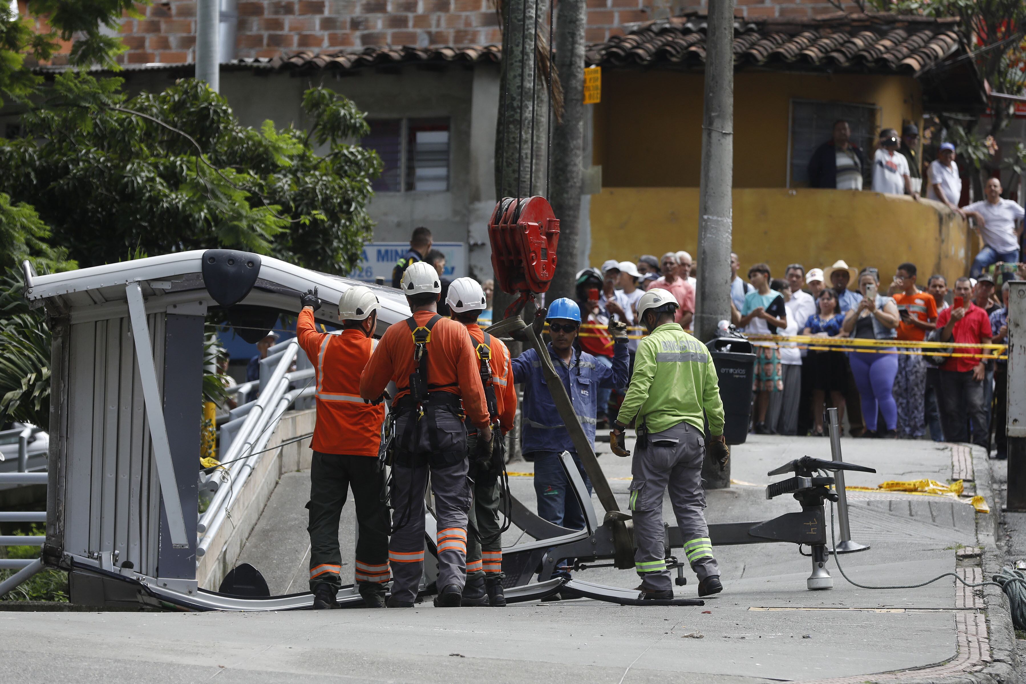 AME6861. MEDELLÍN (COLOMBIA), 26/06/2024.- Trabajadores remueven una cabina del sistema de transporte Metrocable que cayó este miércoles en Medellín (Colombia). Una persona muerta y 20 heridas dejó este miércoles la caída en Medellín de una cabina del Metrocable, la red de teleféricos de la ciudad, cuando estaba por ingresar a una de las estaciones del sistema de transporte, en el que quedaron atrapados por algunas horas cerca de 250 usuarios tras detener su operación. EFE/ Luis Eduardo Noriega Arboleda