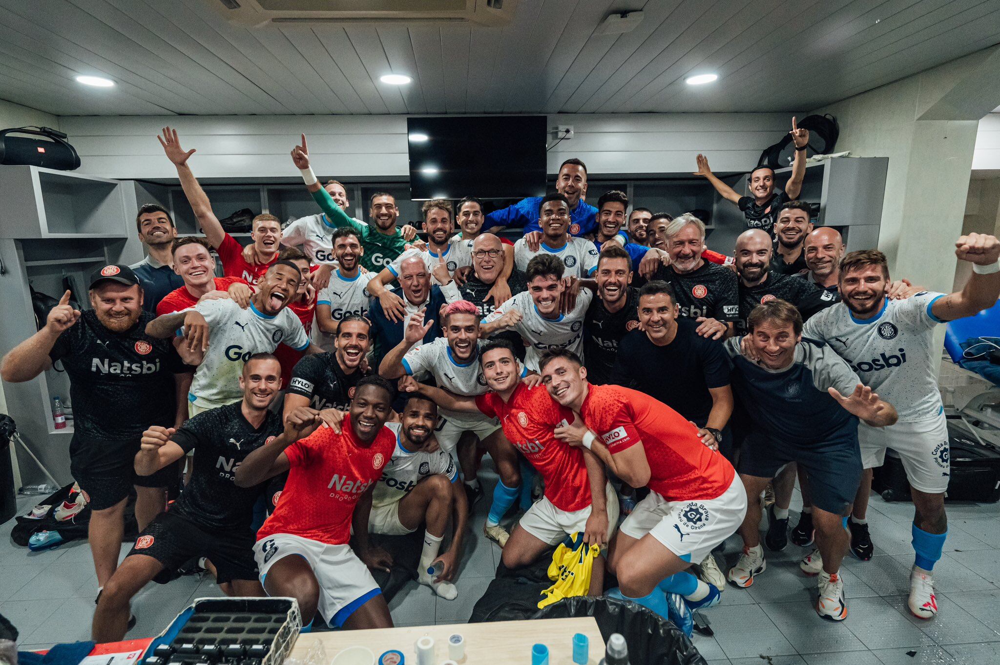 Jhon Solis festeja la victoria ante el Villarreal junto a todos los jugadores del plantel del Girona / Twitter: @GironaFC