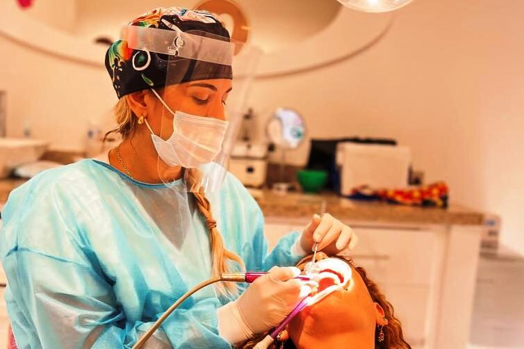 Entre salud, estética y trabajo social: el enfoque de la odontóloga Clara Cortissoz