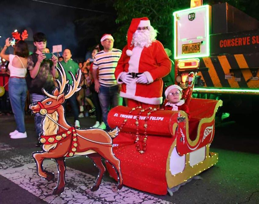 Diseñó un trineo navideño para su hijo en Cúcuta y ahora recorren las calles. / Foto: Cortesía.