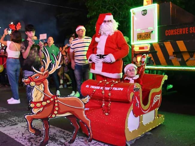 Diseñó un trineo navideño para su hijo en Cúcuta y ahora recorren las calles. / Foto: Cortesía.