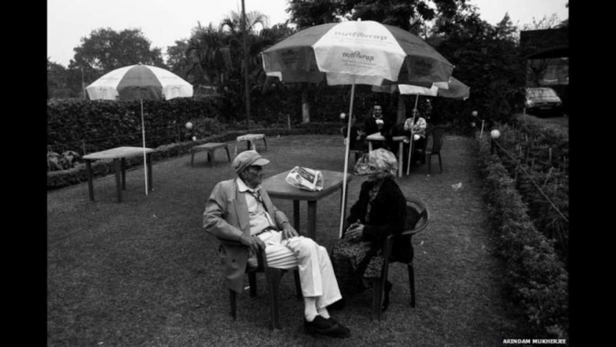 La comunidad de ancianos todavía frecuenta el club "Calcutta Rangers", que es operado y atendido principalmente por anglo-indios.