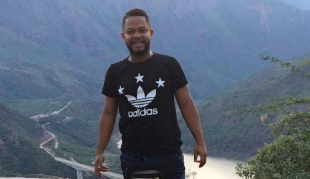 Muere motociclista al chocar contra muro