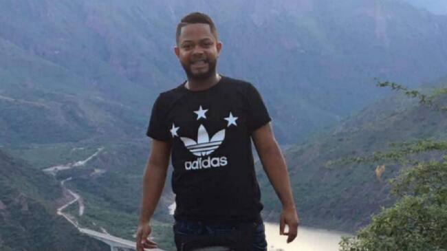 Muere motociclista al chocar contra muro