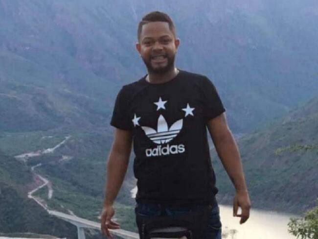 Muere motociclista al chocar contra muro