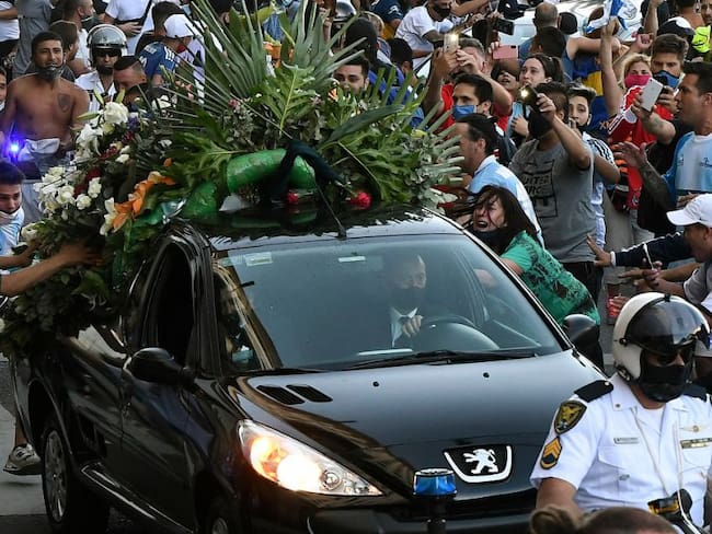 Los restos de Maradona llegan al cementerio para ser inhumados