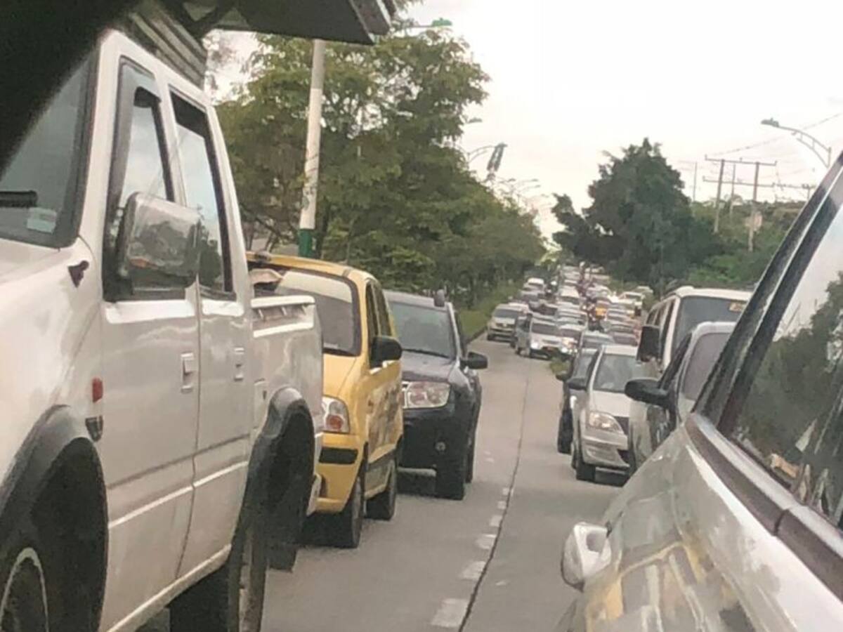 No avisaron de cierres y hay trancón en la autopista a Floridablanca