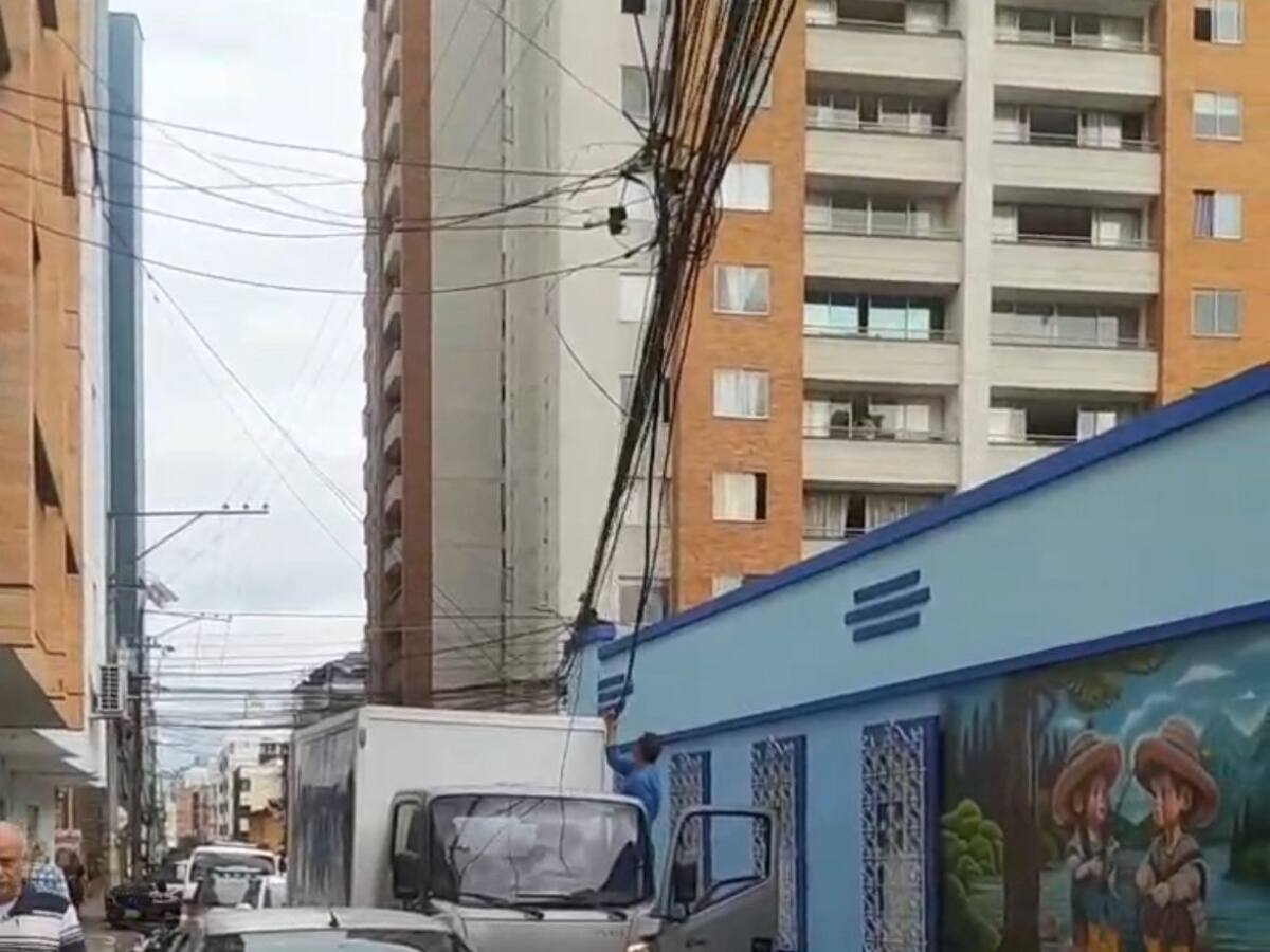 La odisea para pasar por una calle de la ciudad porque hay cables caídos