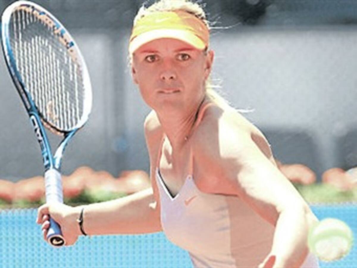 Sharapova sufre, pero alcanza los octavos de final en Roland Garros