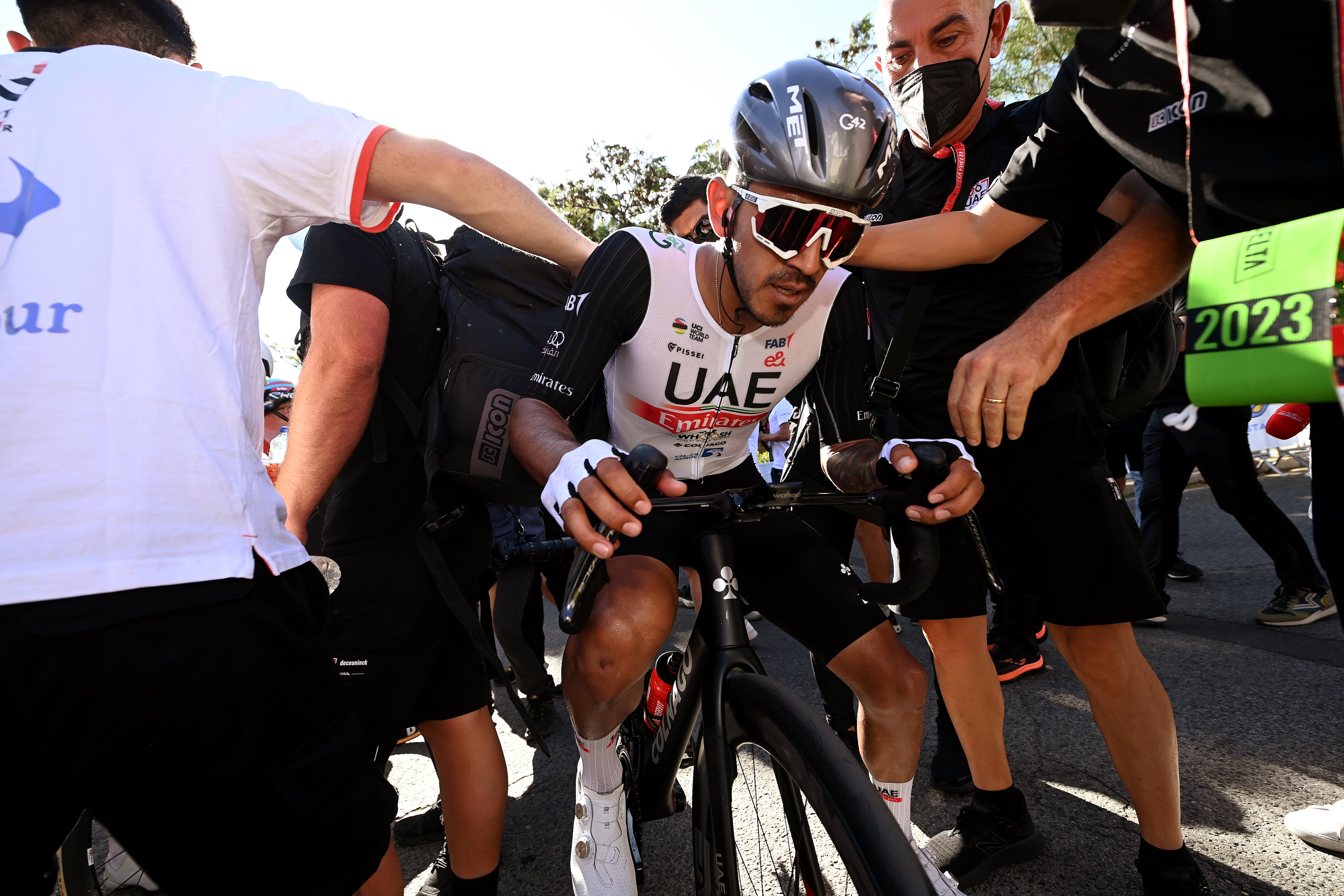 Juan Sebastián Molano, exhausto tras la cuarta etapa. (Photo by Tim de Waele/Getty Images)