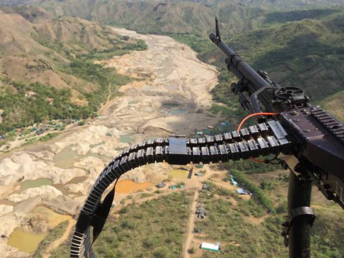 Califican de especulaciones de Uribe, versión que las Farc delinquen con uniformaes del ELN.