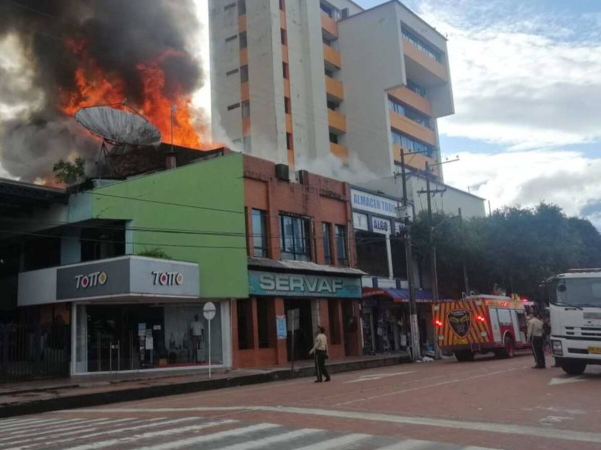 Incendio estructural consume oficinas de la Alcaldía de Florencia