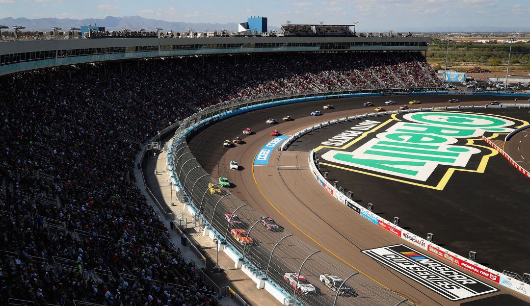 El desarrollo de la NASCAR Cup Series FanShield 500 en el Phoenix Raceway de USA.