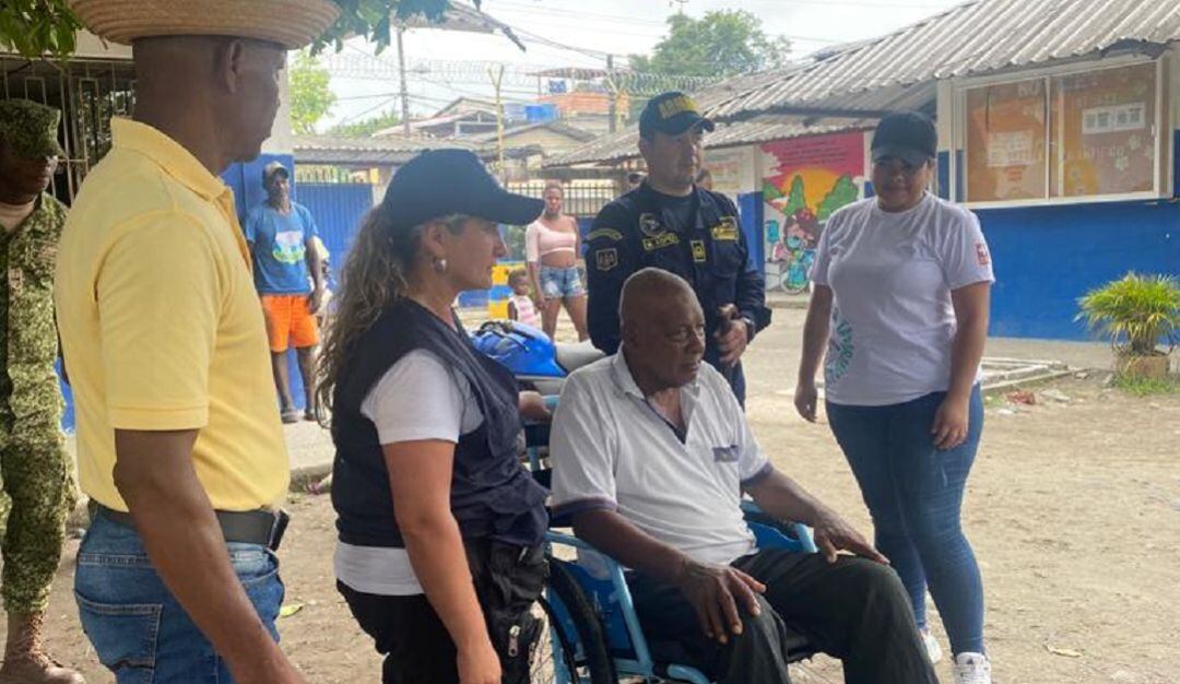 La entrega de sillas de ruedas resultó bastante emotiva puesto que los familiares de las personas beneficiarias resaltaron la importancia de contar con ésta herramienta para su desplazamiento.