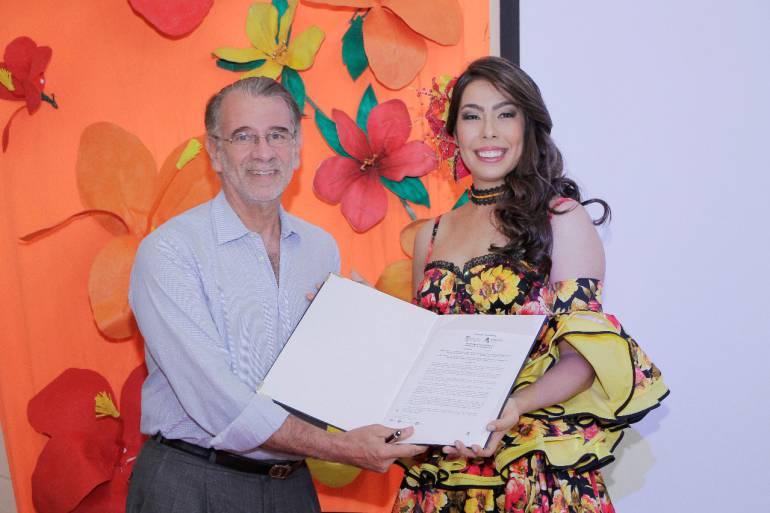 Gobernador Eduardo Verano y María Alejandra Borrás, primera reina del Carnaval del Atlántico