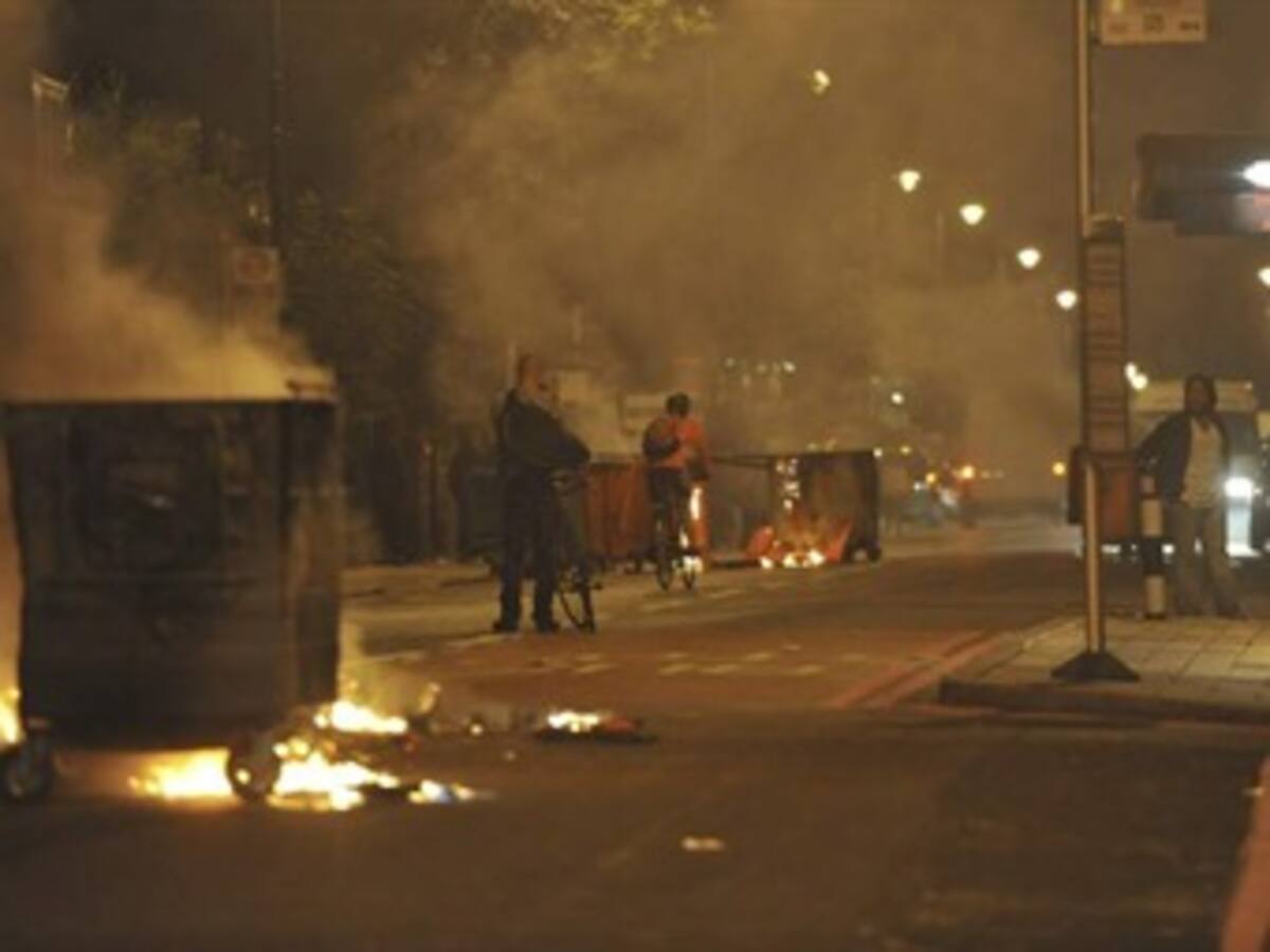 El Gobierno británico se defiende mientras se propagan disturbios en Londres