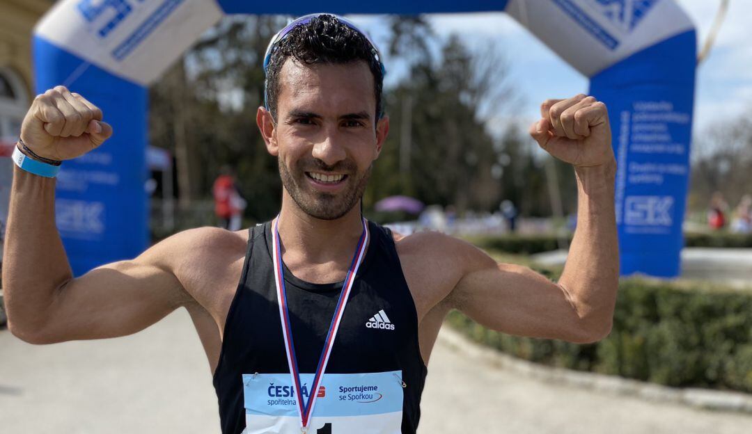 Éider Arévalo festeja con su medalla de oro conqusitada en República Checa.