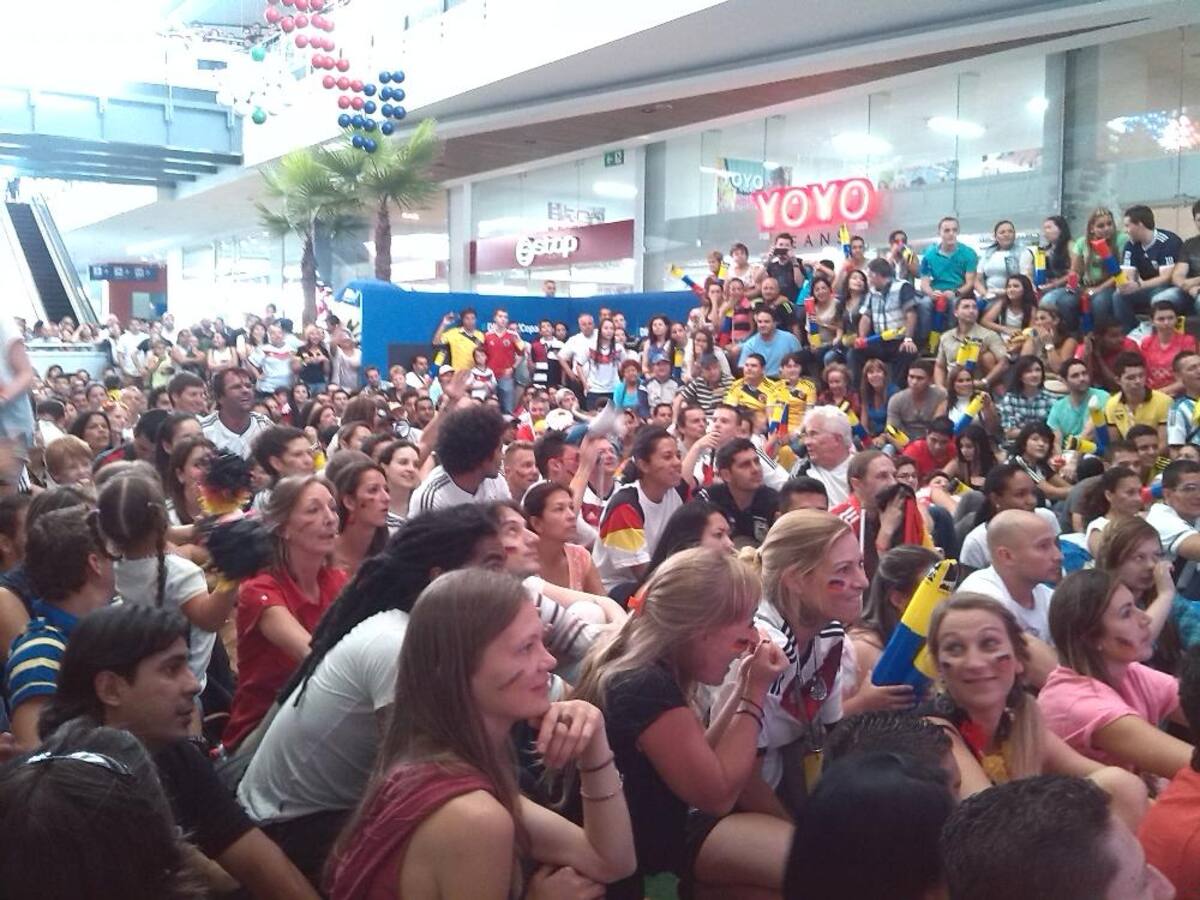 Con cornetas, banderas y cerveza la colonia alemana celebró el triunfo en el centro comercial Premium Plaza.