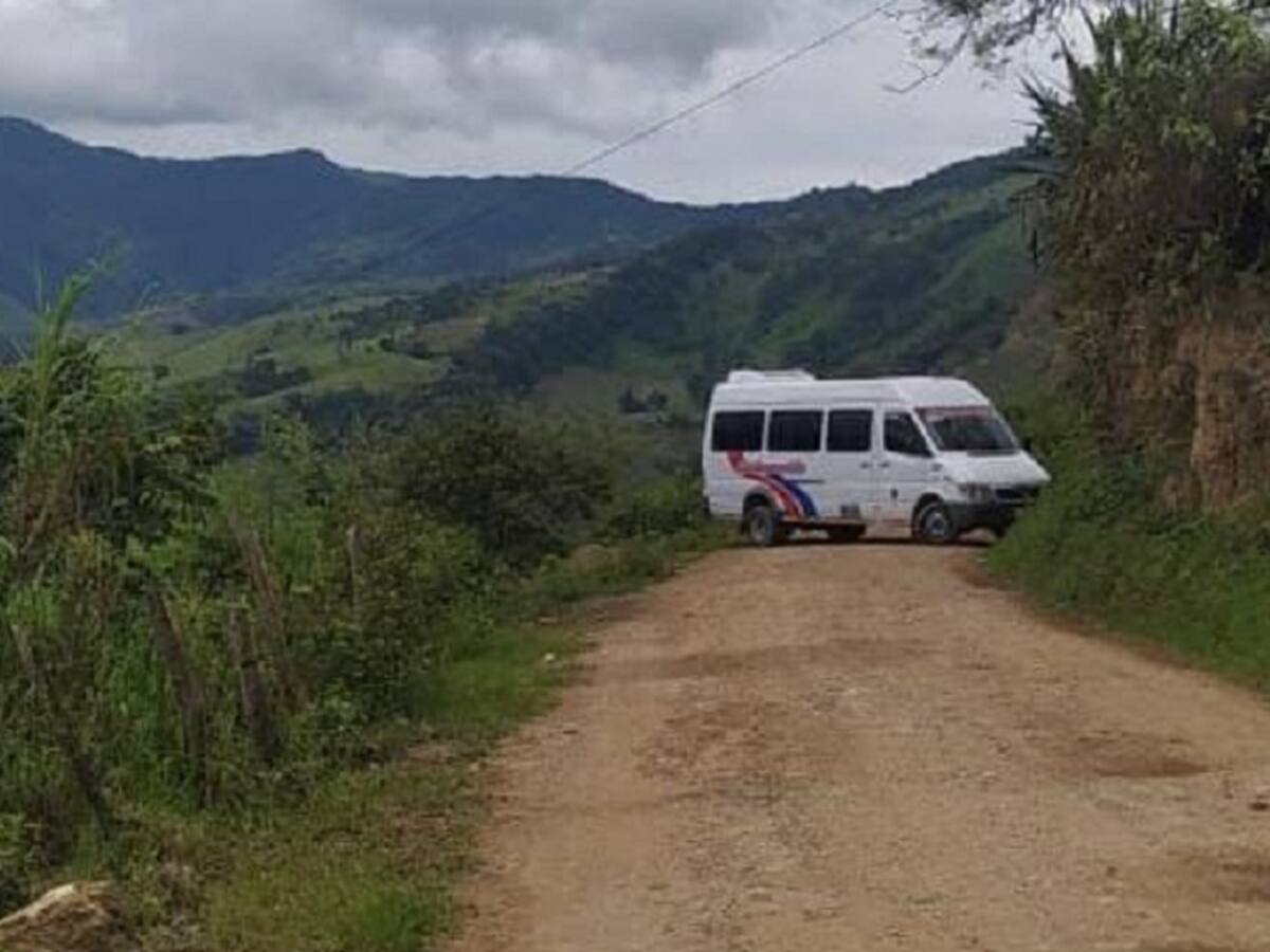 Vehículo atravesado en vía Ocaña-Hacari