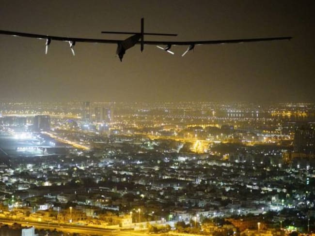 Avión Solar Impulse II le da la vuelta al mundo sin usar gasolina