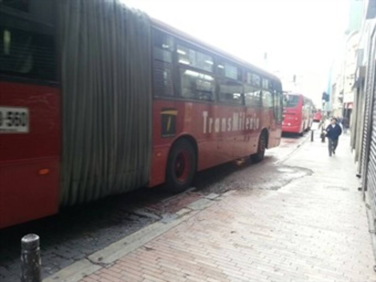 Usuarios de Transmilenio del Eje Ambiental denuncian lesiones por huecos en las vía