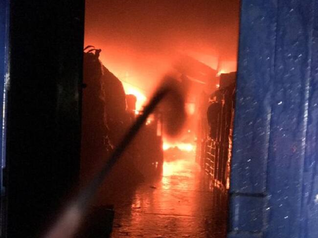 Bomberos sofocan incendio estructural tras siete horas de trabajo