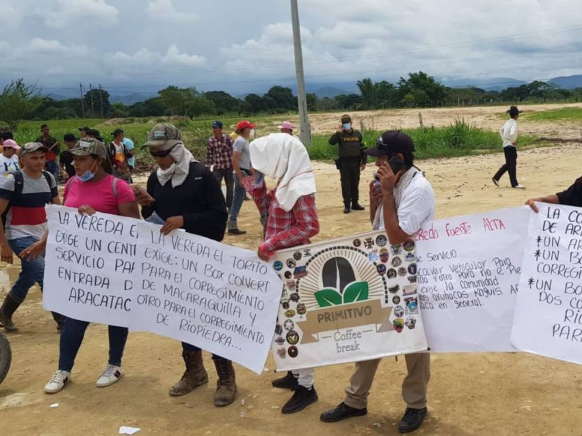 Comunidad bloquea la Troncal de Oriente a la altura de Aracataca