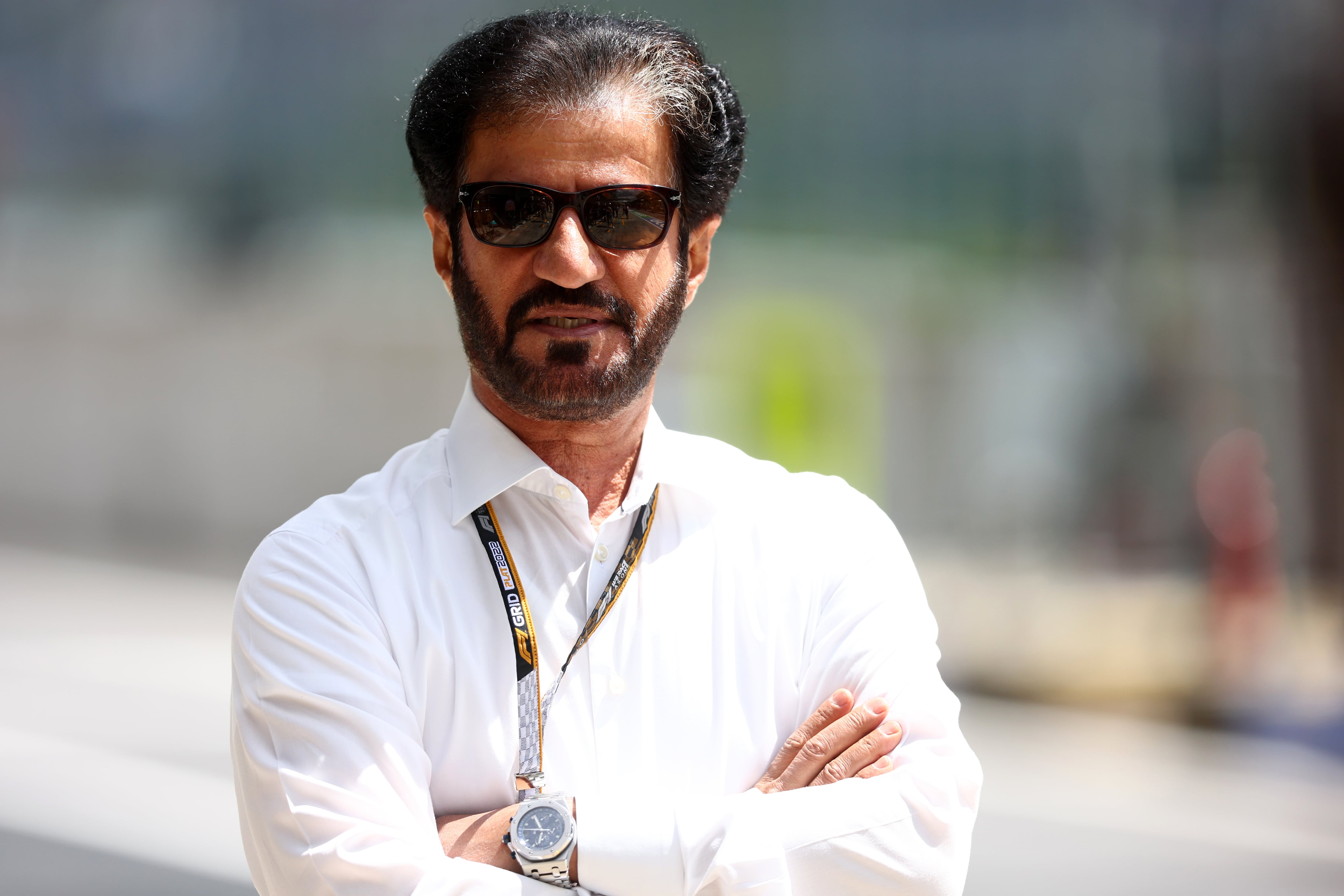 Mohammed ben Sulayem, presidente de la FIA, mira en el Pitlane durante la práctica antes del Gran Premio de F1 de Austria en Red Bull Ring el 9 de julio de 2022 en Spielberg, Austria. (Photo by Lars Baron - Formula 1/Formula 1 via Getty Images)