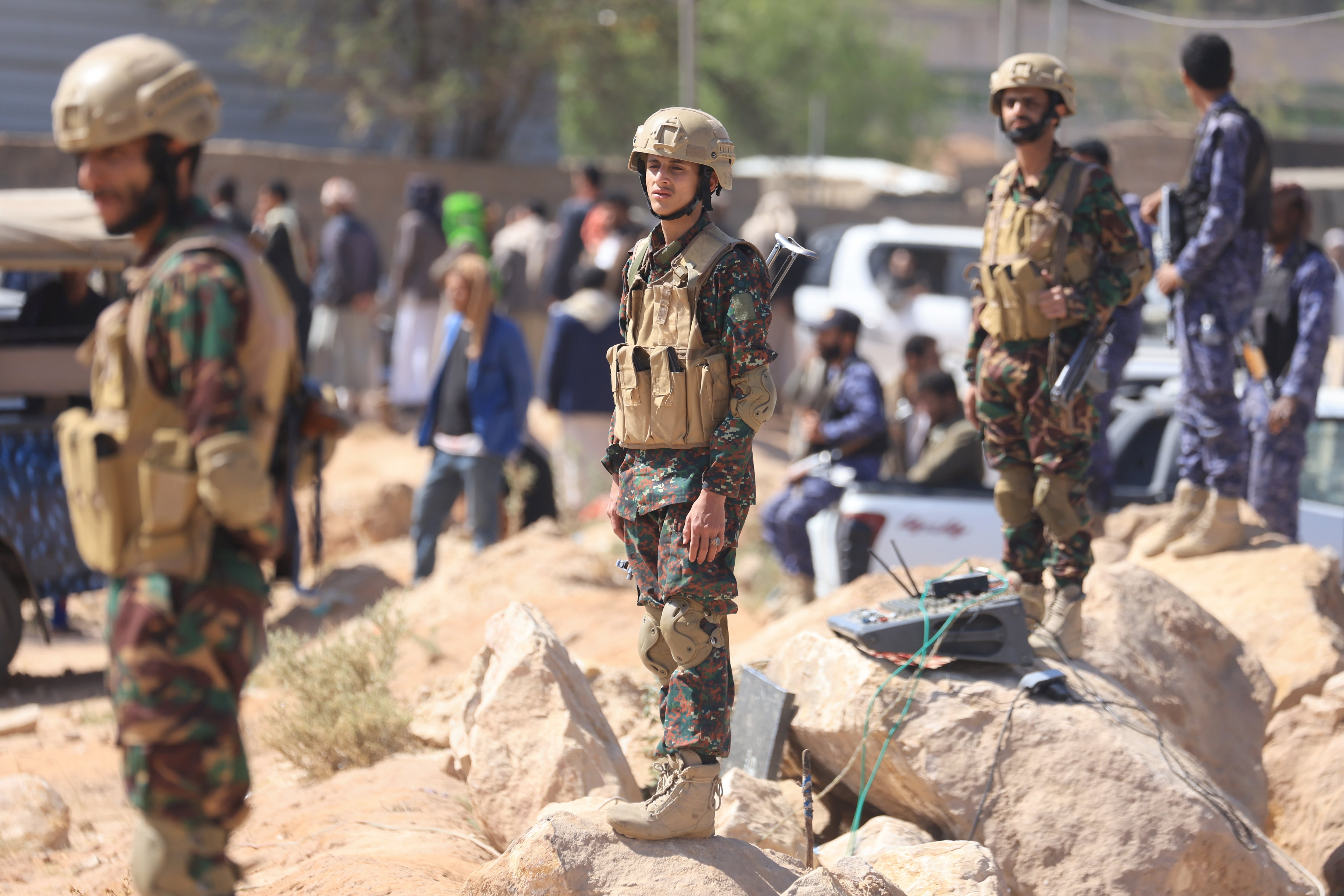 SANA'A (Yemen), 01/05/2025.- Yemeni soldiers patrol in Sana'a, Yemen, 01 May 2025. Houthis have vowed to continue military operations against Israel and US ships in waters around Yemen in solidarity with the Palestinians in Gaza, amid US airstrikes on Yemen, Houthi leader Abdul-Malik al-Houthi said in a speech on 01 May. The Houthi leader claimed that his group has managed to confront US warships and block Israels maritime traffic in the Red Sea.  EFE/EPA/YAHYA ARHAB