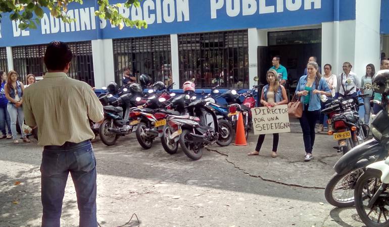 Varios estudiantes viajaron a Pereira a reunirse con el director nacional de la Esap para exigirle una sede digna
