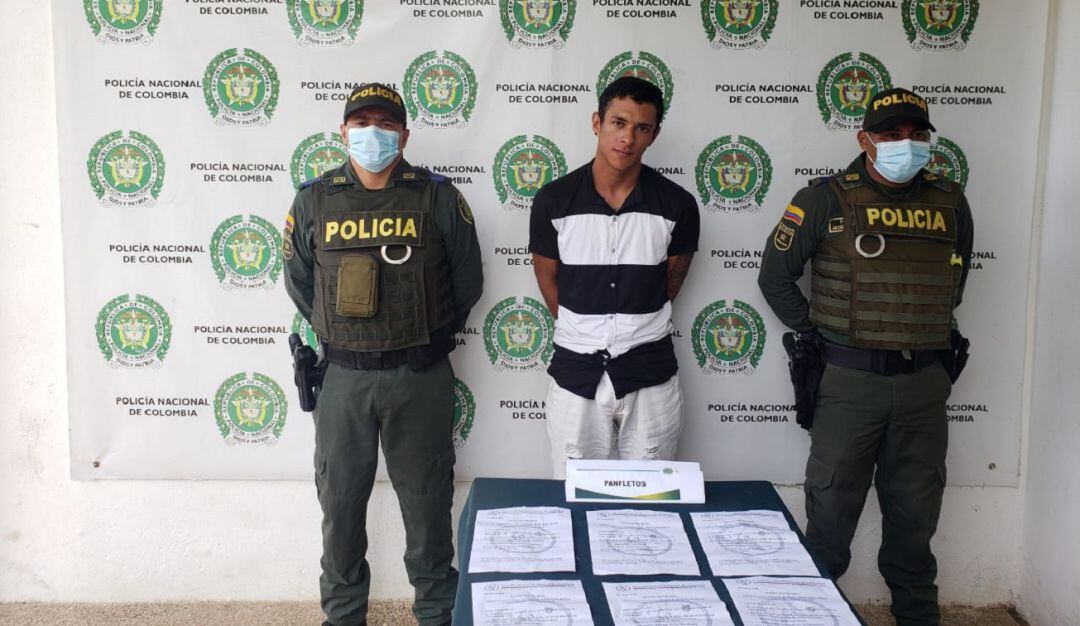 Este sujeto se identificó como presunto miembro del Clan del Golfo y entregó varios panfletos alusivos a esa organización