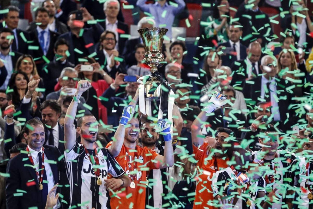 Jugadores de Juventus recibiendo el trofeo de la Copa Italia.