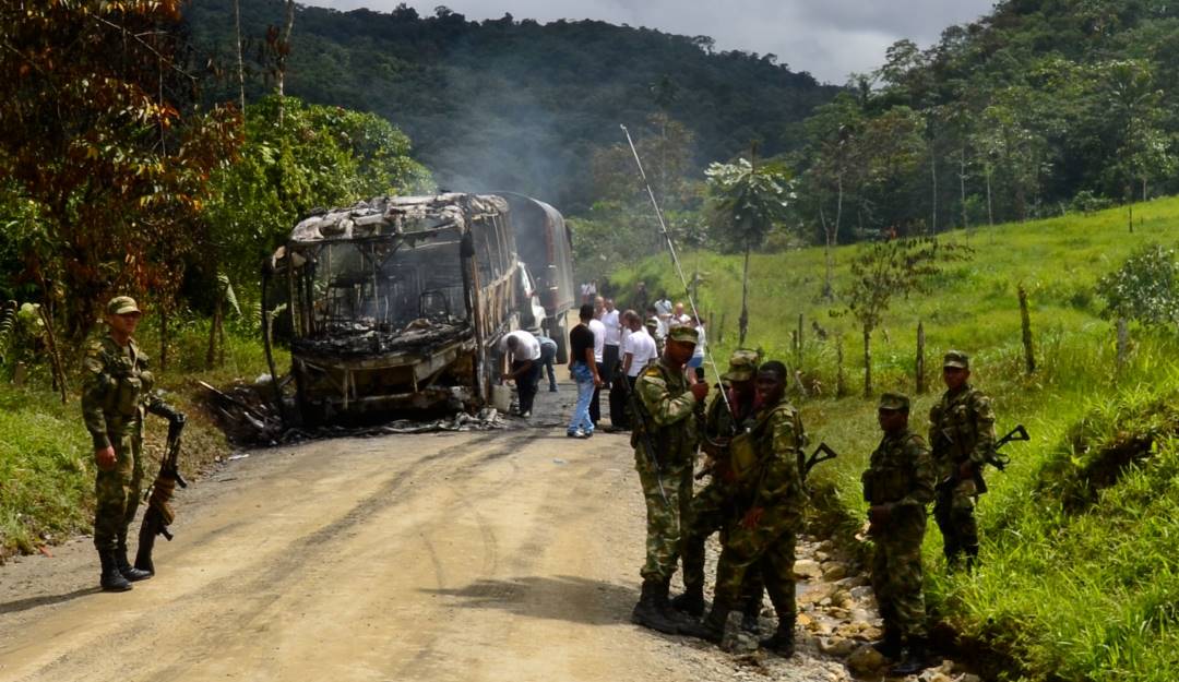Bus quemado por el ELN en el Chocó (Colombia). Foto: Getty